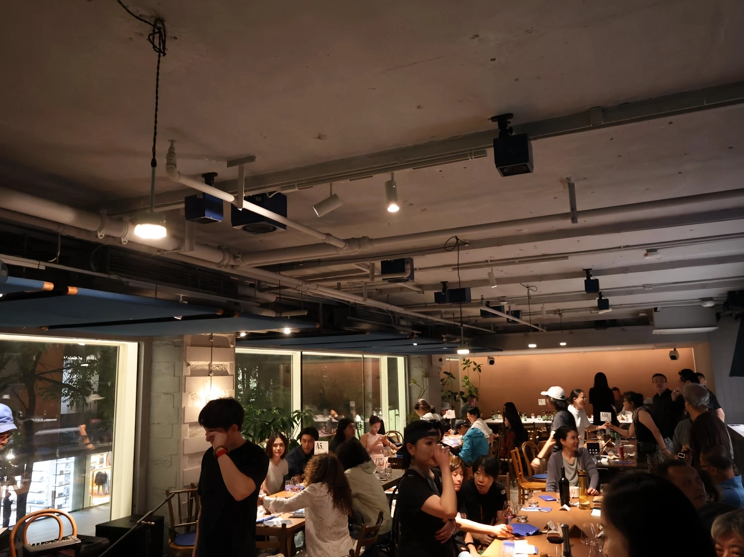 三里屯音乐餐厅的用餐区域与顶面扬声器