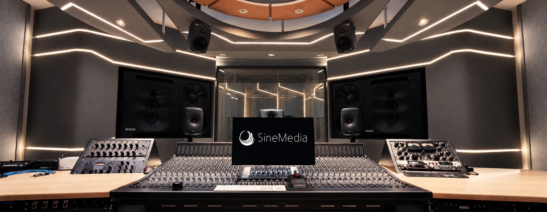 Studio A 控制室实景，显示器展示 SineMedia 标志