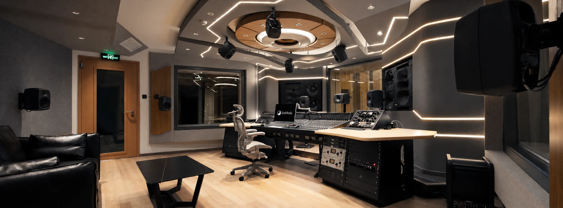 旗下专业音频业务的 Studio A 控制室实景